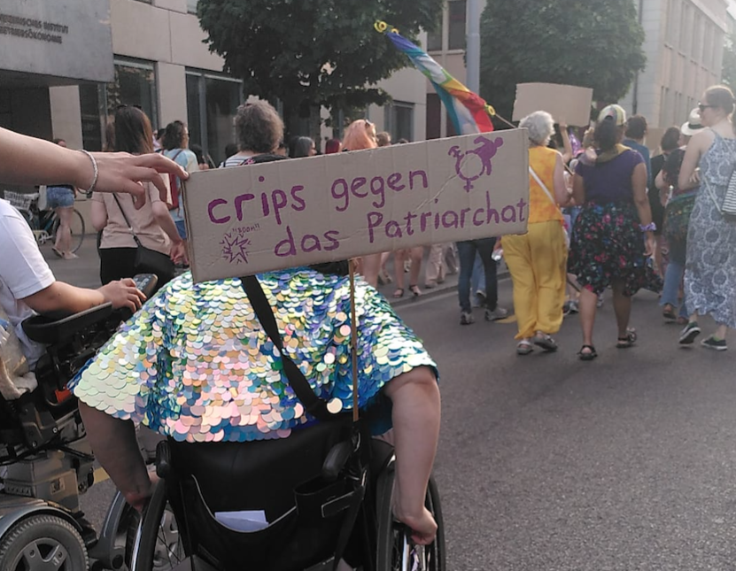 Crips gegen das Patriarchat steht auf einem Protestschild geschrieben